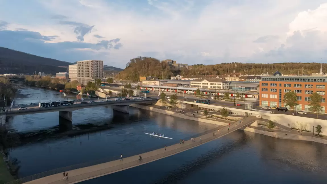 Fluss mit grossem Gebäude und zwei Brücken