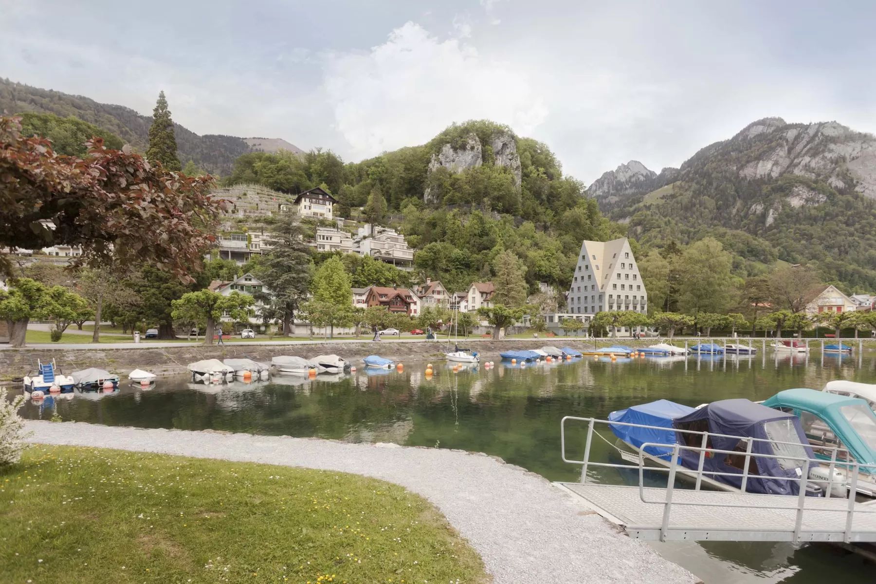 See mit vielen Booten am Ufer und einem Kiesweg&nbsp;