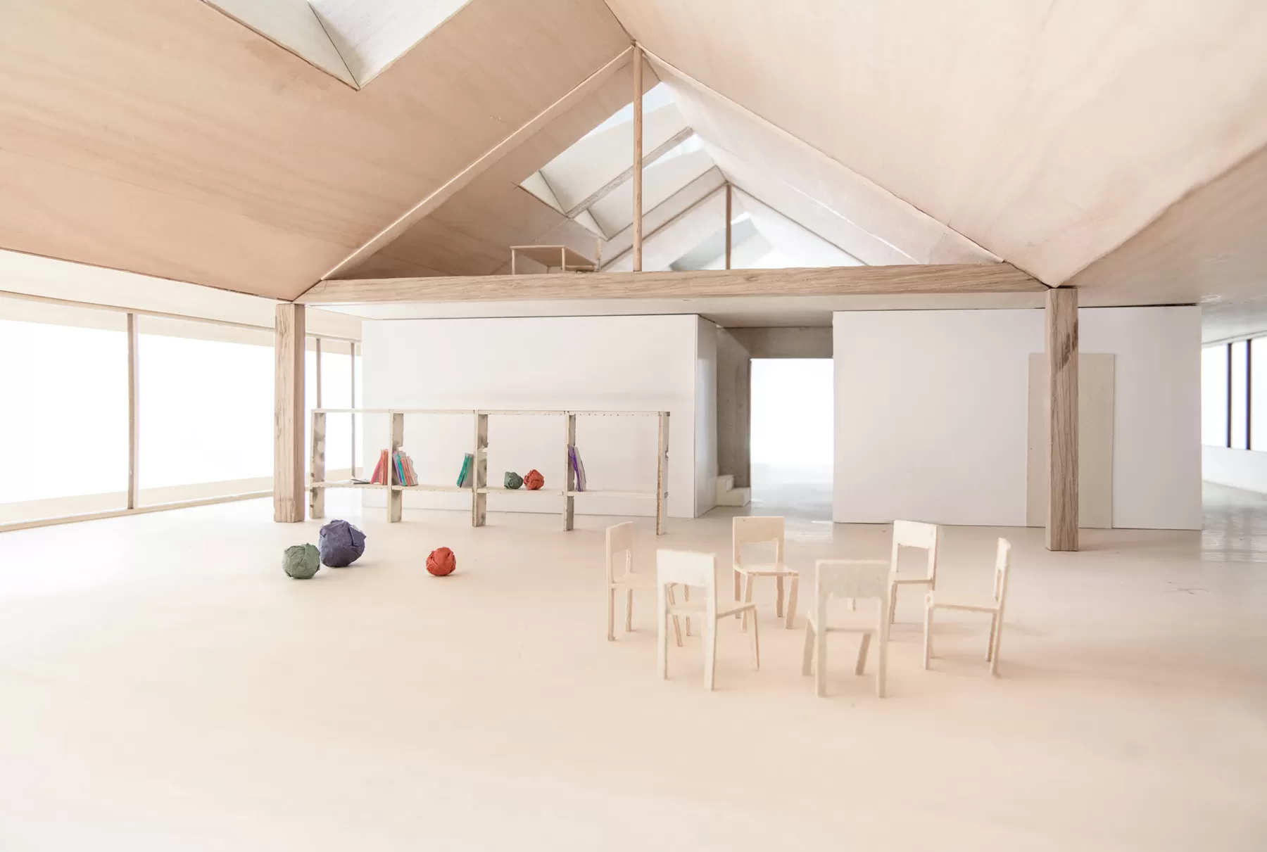 Modell aus Holz, Raum mit St&uuml;hlen&nbsp;