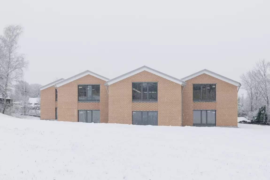 Schulhaus im Schnee